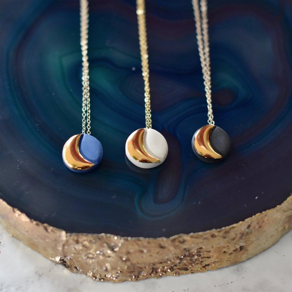 Circle moon necklace white