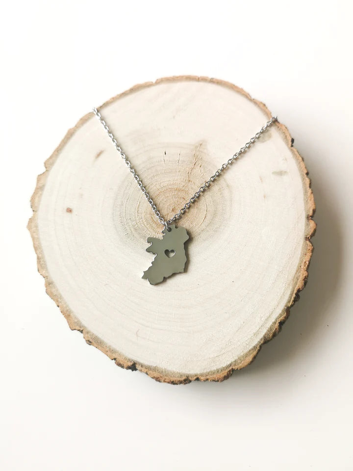 THE ÉIRE IRELAND MAP NECKLACE WITH A HEART